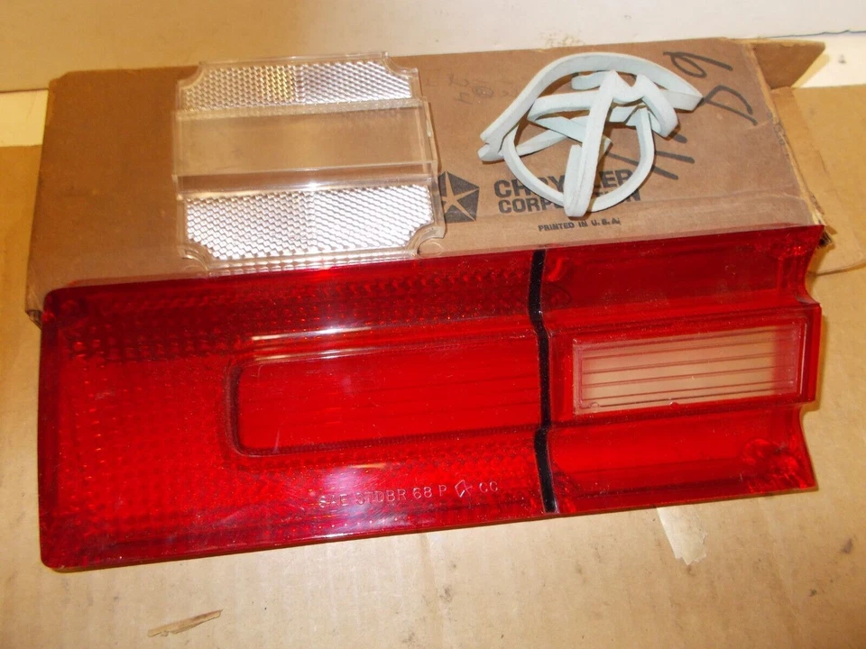 Mopar NOS 尾灯尾灯镜头和反射器 Lt. 1968 Plymouth Fury I & II — 第 1/2 张图片