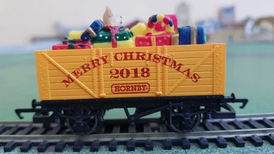 Hornby R6889 7-plank wagon Christmas 2018 with present load, yellow, boxed - Image 1 of 4