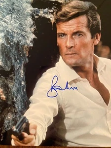 Foto autografata firmata Roger Moore James Bond 007 con certificato di autenticità Moonraker Octopussy - Foto 1 di 5
