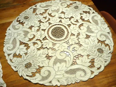 1 Napperon rond en lin blanc brodé gris beige - Photo 1/4