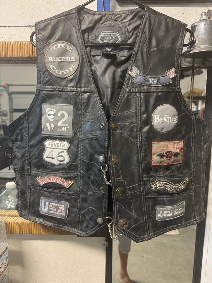 Chaleco de Motociclista Diamond Plate™ Diseño de Roca Cuero Búfalo Genuino con Parches Nuevo Foto 1 de 2