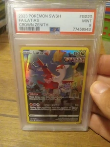 PSA 9 Latias GG20/GG70 Corona Zenith: Galarian Gallery Holo - Foto 1 di 2