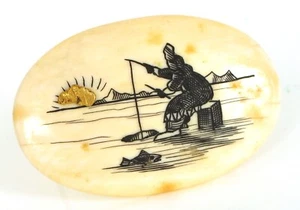 VINTAGE BEAUTIFUL 22K YELLOW GOLD NUGGET ALASKAN CELLULOID BROOCH FISHERMAN ! - Picture 1 of 2