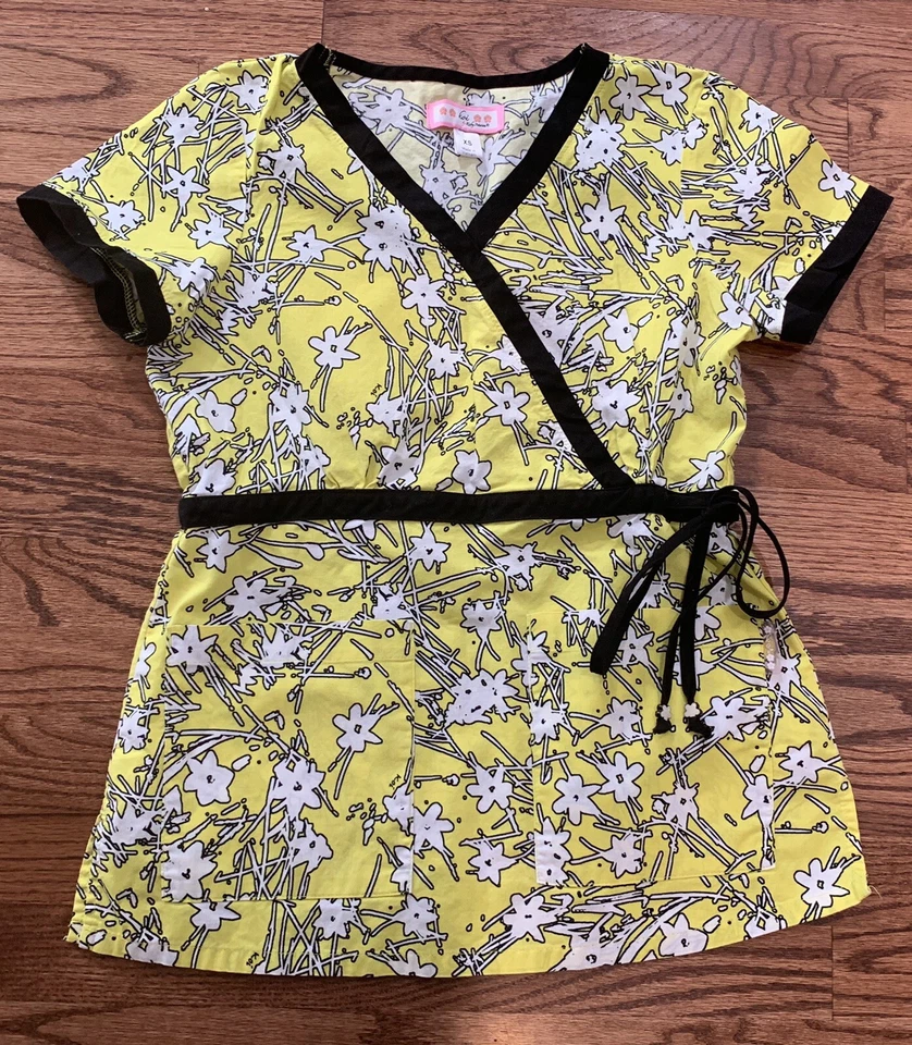 Blusa Médica Koi By Kathy Peterson XS Amarilla Blanca Negra Floral Bolsillos Laterales Foto 1 de 4