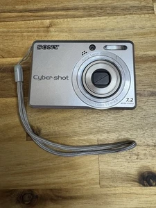 Sony fotocamera digitale Cyber-shot DSC-S730 PER PARTI solo 7,2 MP argento esigenze rotte - Foto 1 di 8