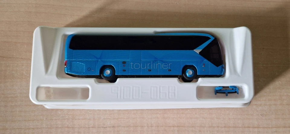 Rietze ZY.NEO73-8120-738120	NEOPLAN Tourliner Financial Services IAA 2018 1:87 - Imagen 1 de 4