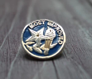 Vtg Pin Most Improved Blue Enamel With Goldtone Details - Afbeelding 1 van 2