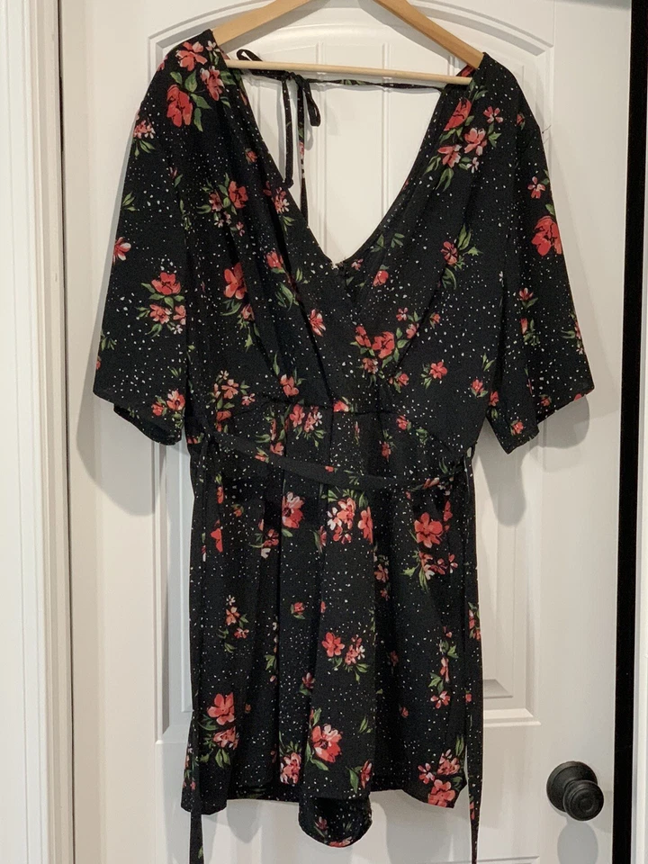 Trixxi 花卉连衫裤裙尺寸 1X 黑色红色 Surplice 皮带小屋核心浪漫 — 第 1/4 张图片