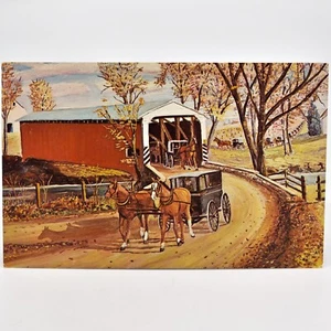 Postal de recuerdo de Pensilvania de puente y carruajes cubiertos duros de Amishland de colección - Imagen 1 de 2