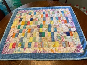 Vintage Baby / Doll handmade Quilt 32 x 30 - Picture 1 of 8