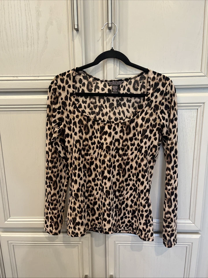 Blusa de malha semi transparente nova com etiquetas Victoria's Secret M leopardo manga longa estampa animal nova - Imagem 1 de 4
