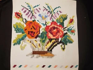 Schönes Vintage handbesticktes Tuch mit Blumenmotiven - Bild 1 von 8