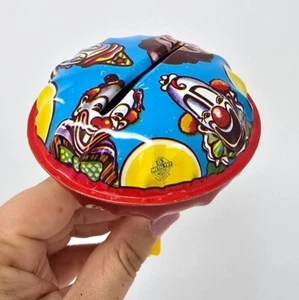 Tapa mágica de juguete de metal vintage de Estados Unidos con gráficos de payaso lata - Imagen 1 de 10