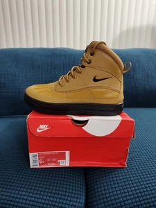 Größe 6Y Jungen - Nike Woodside 2 hohe Stiefel - weizen/schwarz - Bild 1 von 8