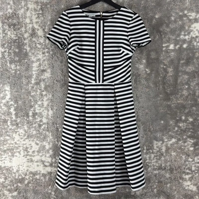 Vestido London Times Talla 4 Rayas Hasta la Rodilla Ajuste Acampanado Blanco Negro Manga Corta Foto 1 de 4