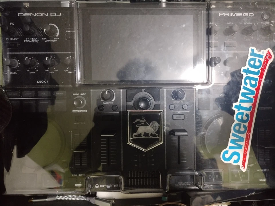 Consola de DJ inteligente recargable de doble cubierta con pantalla táctil Denon DJ Prime Go de 7 pulgadas Foto 1 de 4