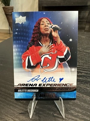 24-25 UD CREDENTIALS ARENA EXPERIENCE AUTO ARLETTE ROXBURGH - Image 1 of 2