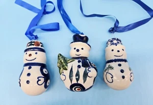 Juego de 3 adornos de muñeco de nieve de cerámica polaca pintados a mano - Imagen 1 de 7