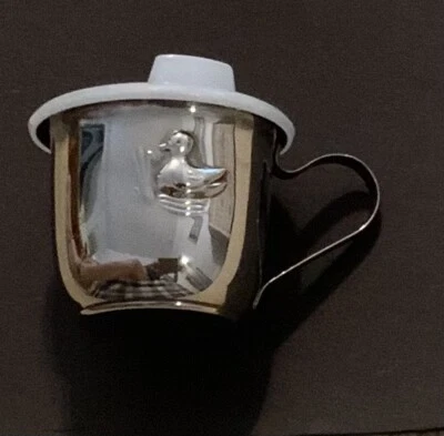 Taza para bebé vintage 1987 plateada; pato en relieve con tapa de plástico para sorber Foto 1 de 4
