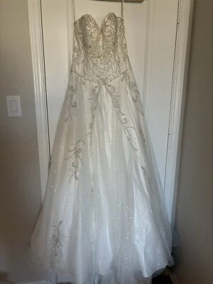 Vestido de novia Demetrios blanco brillante talla 6 Foto 1 de 4