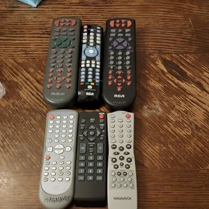 Lot of 6 Remote Controls Various And Mixed Models Of VCR/TV/DVD Remote Controls - Picture 1 of 3
