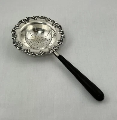 Colador de té vintage de plata esterlina Whiting con bordes ornamentados y mango de ébano 2094 Foto 1 de 4