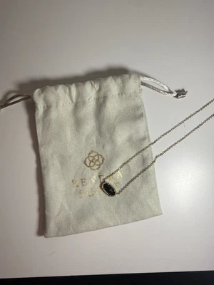 Collar colgante negro Kendra Scott con cadena de plata Foto 1 de 4