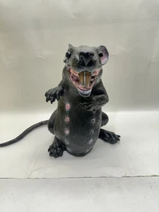 "Figura de horror decoración utilería de miedo rata negra de pie de goma de Halloween de colección 13""" - Imagen 1 de 4
