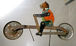 1907 GILBERT BLECH LITHOGRAPHIE ROOSEVELT TEDDYBÄR AUF FAHRRAD SCHNUR FAHRER SPIELZEUG - Bild 1 von 9
