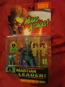 MARS ATTACKS! MARTIAN LEADER FIGURE w/ FIRING DISINTEGRATION RAY STAFF 1996 NIP - Picture 1 of 9