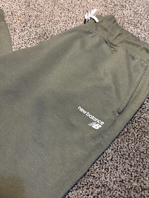 Pantalones deportivos New Balance verde oliva. Logo blanco en el bolsillo delantero. En perfecto estado. Foto 1 de 4