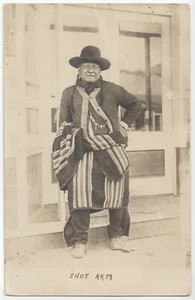 1915 Native American Indian REAL PHOTO - Man in Cowboy Hat & Navajo Blanket - Imagen 1 de 2