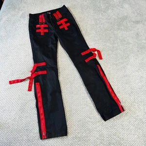 HOT TOPIC schwarz/rot Gürtel schmale Passform Goth-Stil Herren Riemchen Nieten Hose 28x32 - Bild 1 von 7