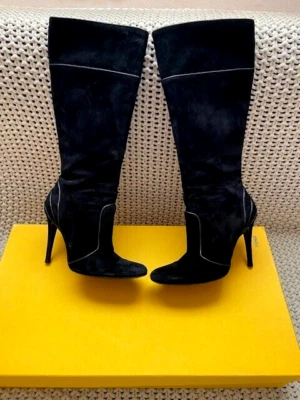 Fendi 女士麂皮绒高筒靴 Camoscio Nero 尺码 37 意大利制造 890 美元 — 第 1/4 张图片