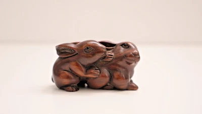 Ancien Netsuke Lapin en bois signé Japon Époque Meiji XIXe siècle - Photo 1/4