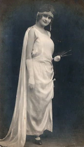 C1920 Art Nouveau Moda Dama Vestido de Seda Diadema Perla Bandeau RPPC Postal - Imagen 1 de 4