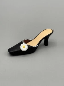 Decorative Shoe Figure Ornament Black W/ White Flower 4” - Afbeelding 1 van 5