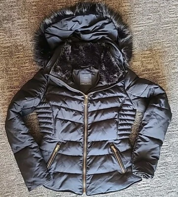 CHAQUETA ZARA NEGRA Extraíble CAPUCHA ACOLCHADA PIEL ABULLONADA Mujer’s Talla M Foto 1 de 4