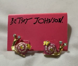 Beautiful Betsey Johnson Enameled Simling Snail Post Earrings, New - Picture 1 of 3