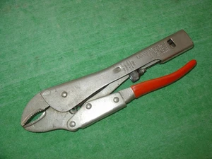 VINTAGE WASSERWAAGENSCHLÜSSEL HEBEL WERKZEUGE INKL. 10" SCHRAUBSTOCK GRIFF VERRIEGELUNGSZANGE USA - Bild 1 von 5