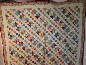 Trapunta patchwork diagonale con bordo rosso circa 79" × 70" - Foto 1 di 24