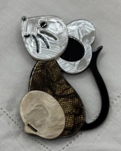 Süßeste kleine braun & weiße Maus Acryl Brosche Anstecknadel - Bild 1 von 3