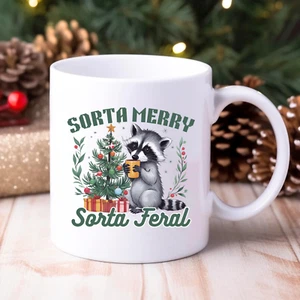 Taza de mapache de Navidad Sorta Merry Sorta Feral Divertida Taza de té de café de vacaciones 11 oz - Imagen 1 de 5