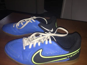 Nike Tiempo Kinder Hallenfußball Schuhe Gr. 36,5 blau/schwarz - Bild 1 von 7