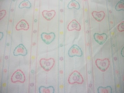 Tela de punto de poli cepillado blanco con corazones azules, rosas en rayas verticales por comprar Foto 1 de 2