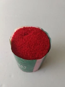 1 rotolo rosso ciliegia gancio gancio filato Bernat 5548 tintura lotto 8305 tappeto acrilico 320 pezzi - Foto 1 di 3