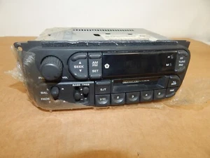 Nuevo fabricante de equipos originales Jeep Dodge Chrysler radio estéreo AM/FM P04858583AF - Imagen 1 de 4