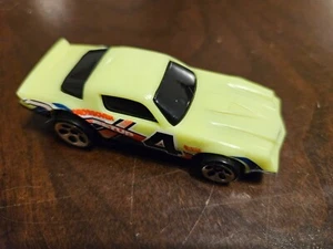 1982 Chevy Camaro Z28 #853 Neon Green Crossover #4 Hot Wheels Mattel - Picture 1 of 5