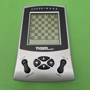 Ajedrez Tiger Electronics + Más Ajedrez Electrónico de Viaje 8 en 1 Juegos - Imagen 1 de 14