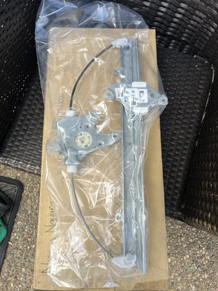 Nissan navara 2021  H0721-37F17 Window Regulator right hand front door - image 1 of 2